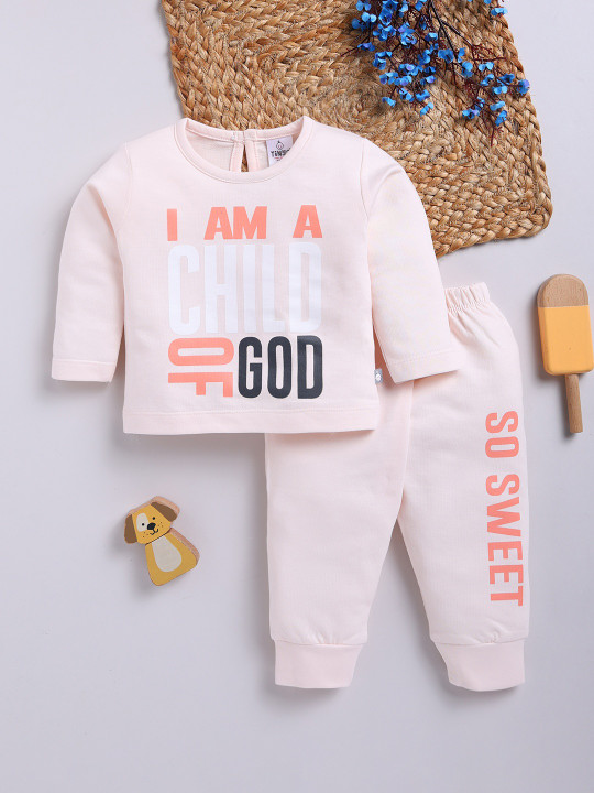 Tinyo Infant Girls Typography Printed Pure Cotton T-Shirt With Joggers – (Peach, Pack Of 1)